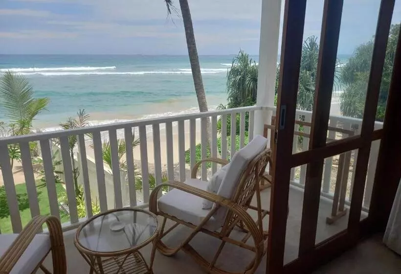 تختخواب و صبحانه Lihinya Beach Villa Ahangama