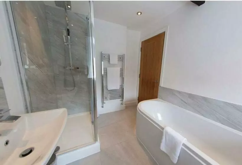 Hotelli Bert S Rooms At The Black Horse Inn