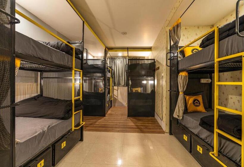 The Hosteller Mcleodganj, Mall Road