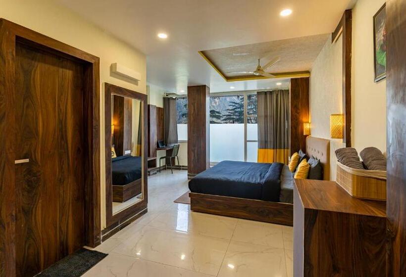 The Hosteller Mcleodganj, Mall Road