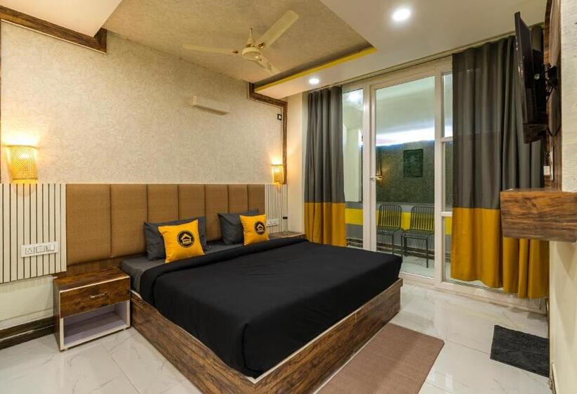 The Hosteller Mcleodganj, Mall Road