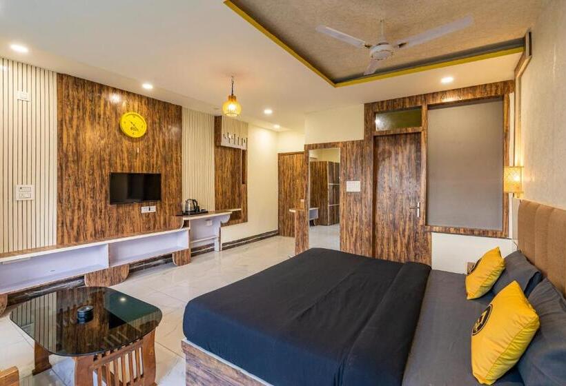 The Hosteller Mcleodganj, Mall Road