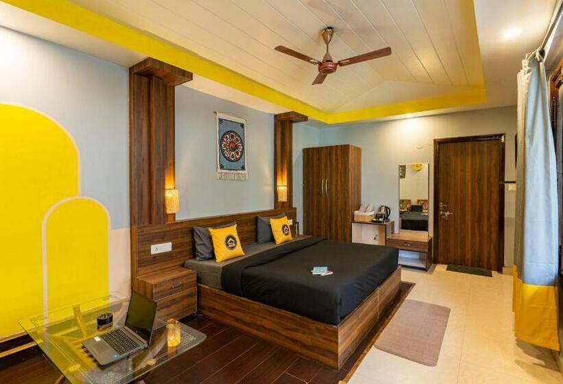 The Hosteller Mcleodganj, Mall Road