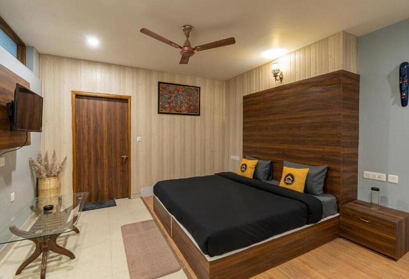 The Hosteller Mcleodganj, Mall Road