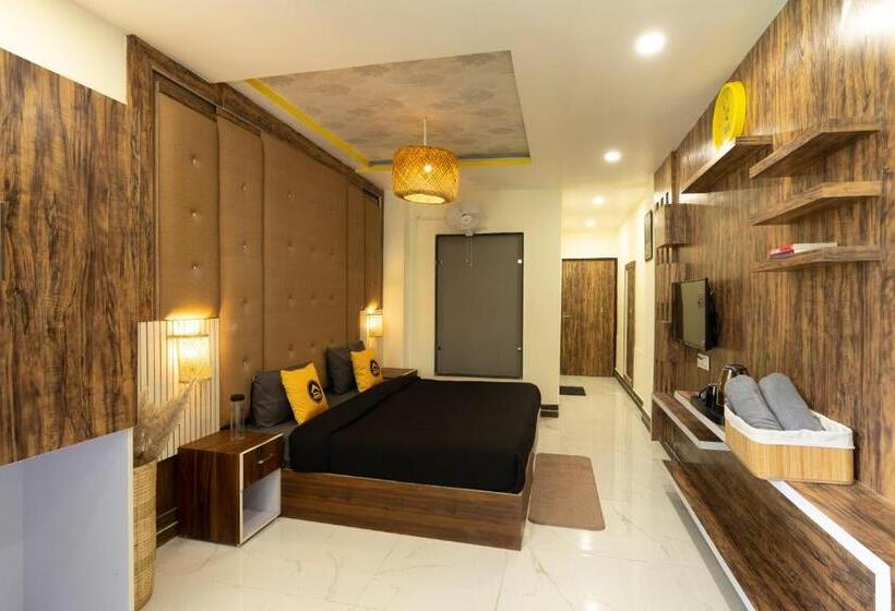 The Hosteller Mcleodganj, Mall Road