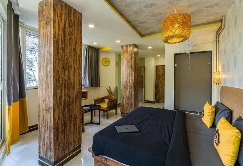 The Hosteller Mcleodganj, Mall Road