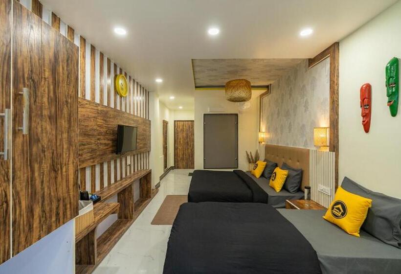 The Hosteller Mcleodganj, Mall Road