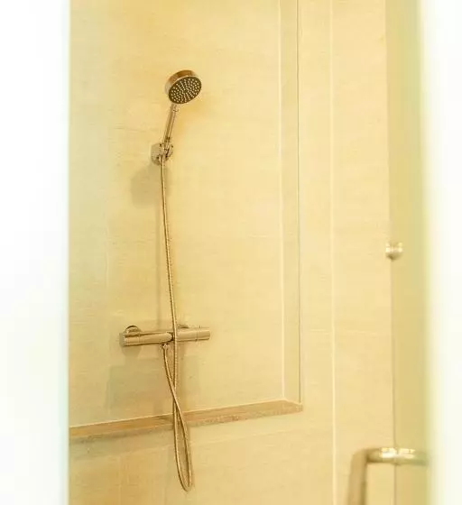 Hotelli Lake House Naka Cave