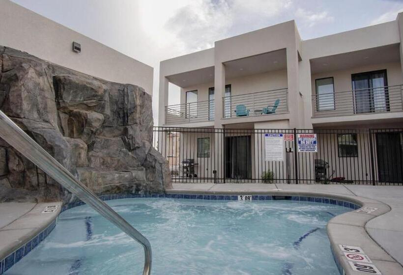 ホテル Lofts 13 4 Bedroom Modern Loft Steps From The Pool