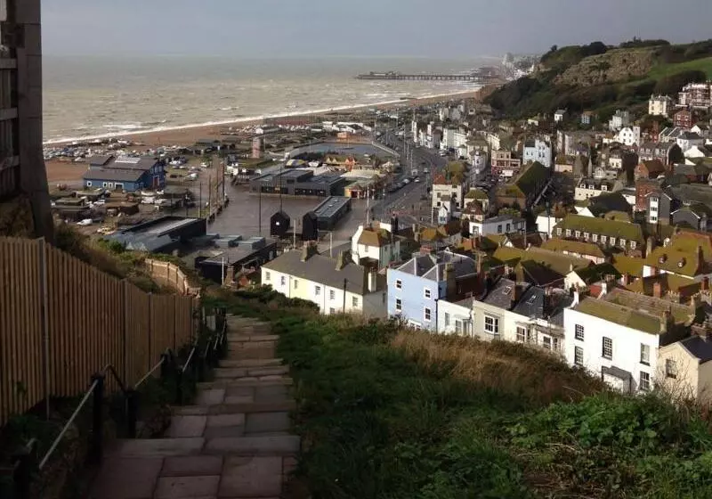 تختخواب و صبحانه Alexander S