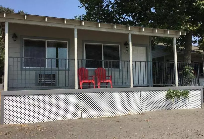 住宿加早餐  Clear Lake Cottages & Marina