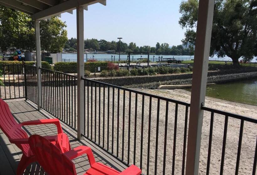 민박 Clear Lake Cottages & Marina