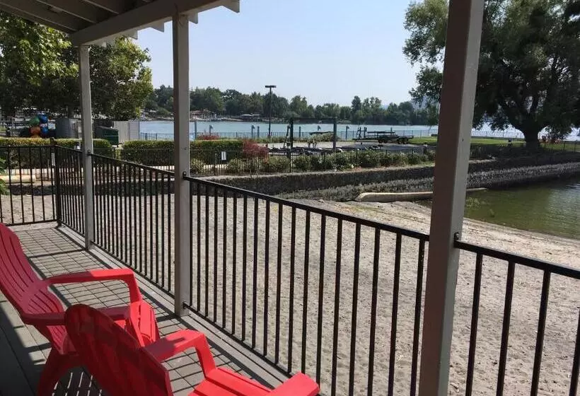 住宿加早餐  Clear Lake Cottages & Marina