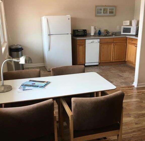 민박 Clear Lake Cottages & Marina