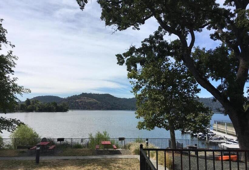 민박 Clear Lake Cottages & Marina