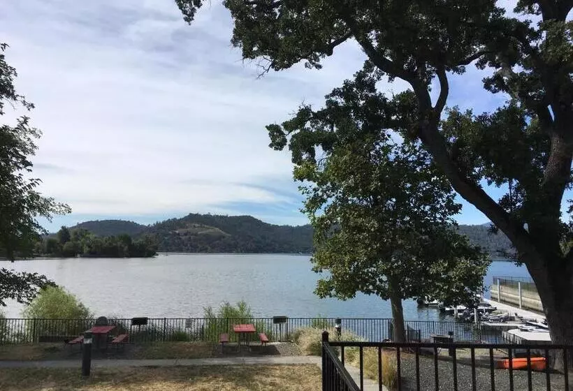 住宿加早餐  Clear Lake Cottages & Marina