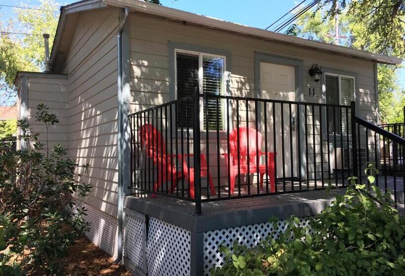 민박 Clear Lake Cottages & Marina