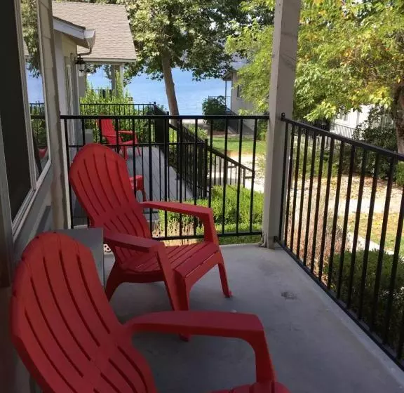 住宿加早餐  Clear Lake Cottages & Marina