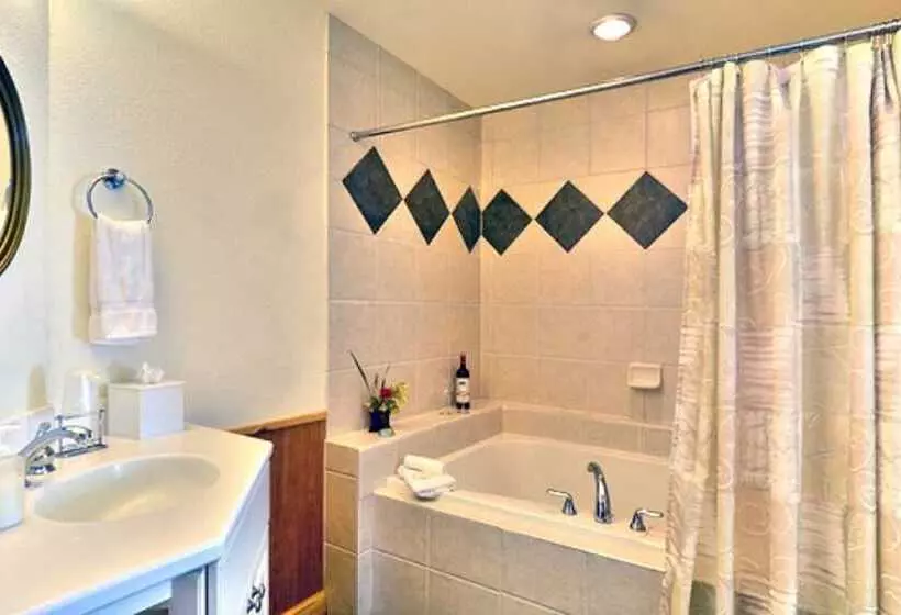 Bent Creek Lodge Bed & Breakfast