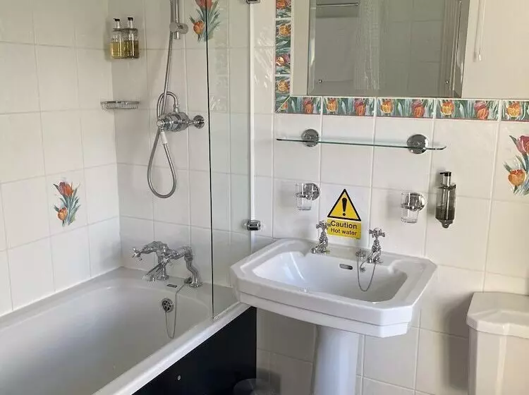 Отель The Trooper Inn