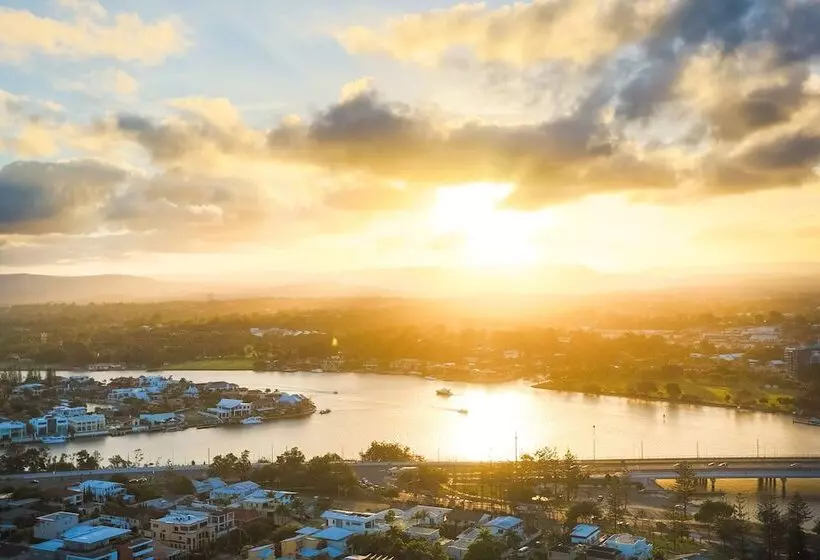 Oscar On Main Beach Resort