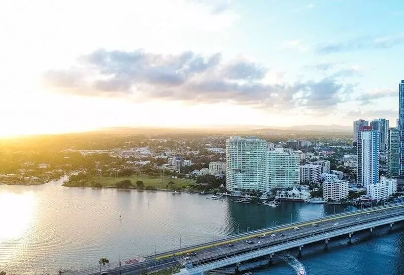 Oscar On Main Beach Resort