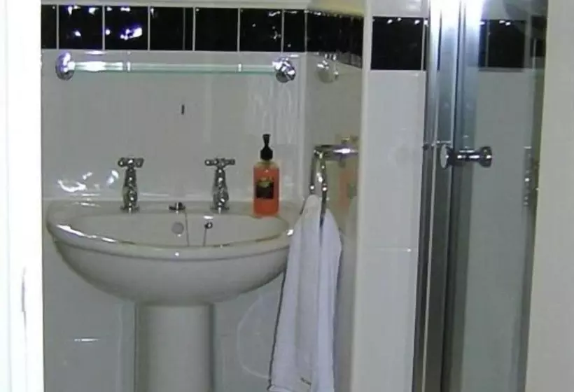 פנסיון Mostyn House