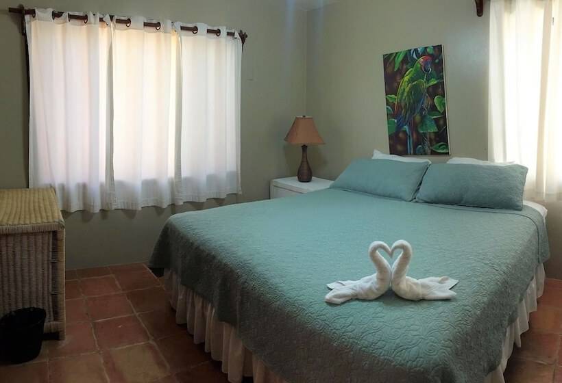 استراحتگاه Tradewinds Paradise Villas