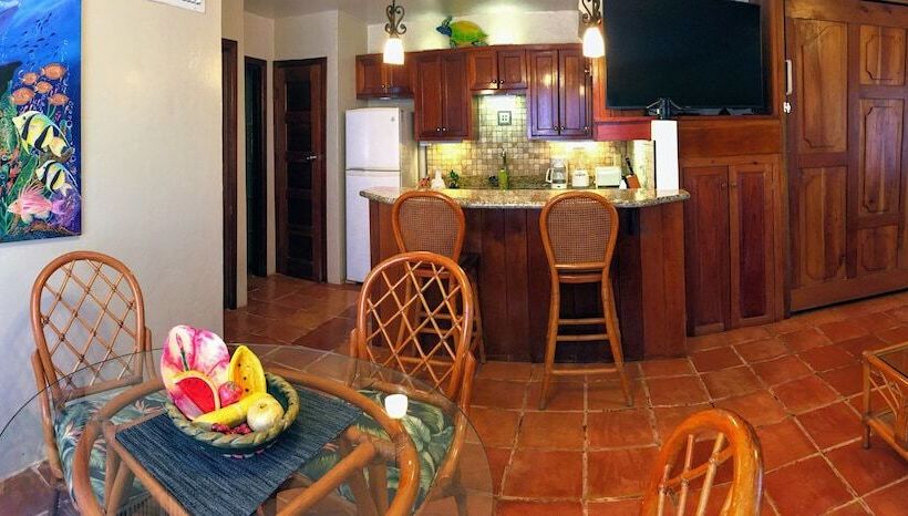 استراحتگاه Tradewinds Paradise Villas