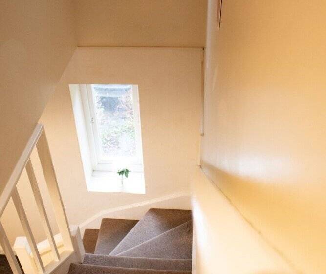 Stonehenge Hostel   Yha Affliated