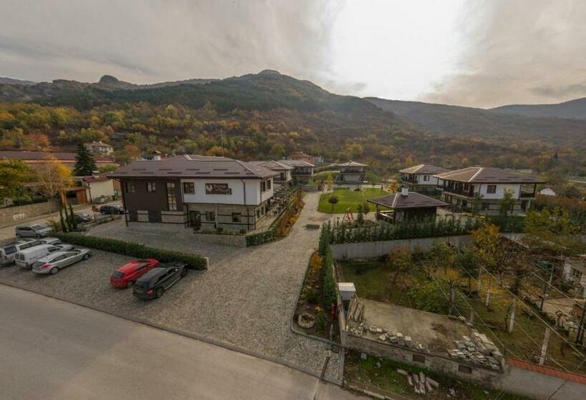 Отель Complex Yustinavillas