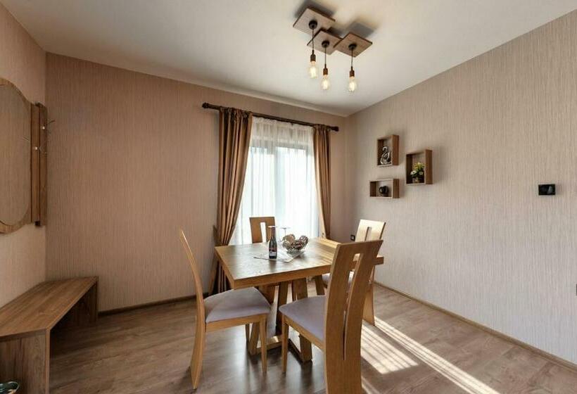 Отель Complex Yustinavillas