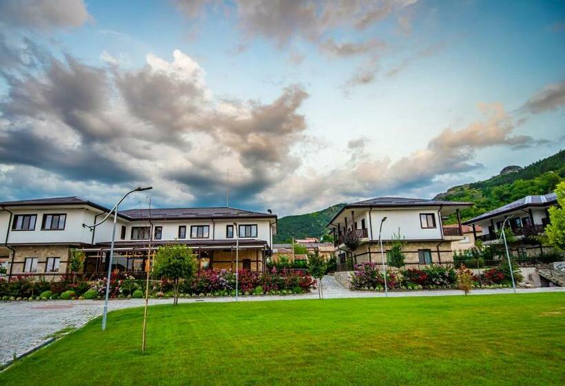 Отель Complex Yustinavillas