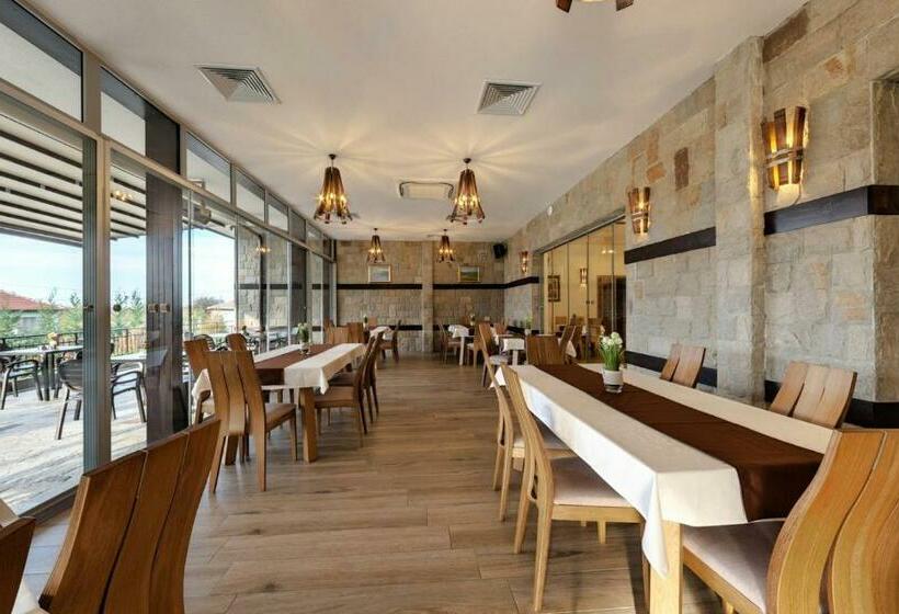 Отель Complex Yustinavillas