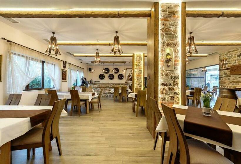 Отель Complex Yustinavillas