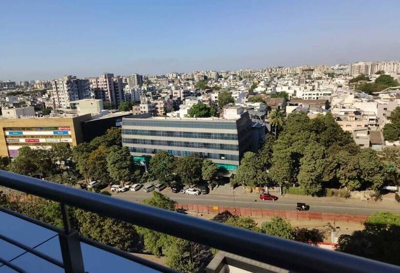 בית מלון כפרי Ramee International Surat