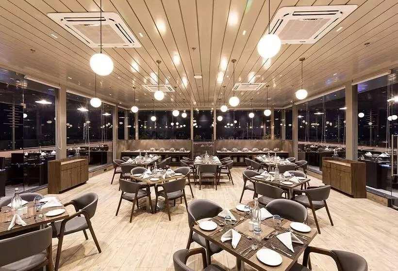 ホテル Ramee International Surat