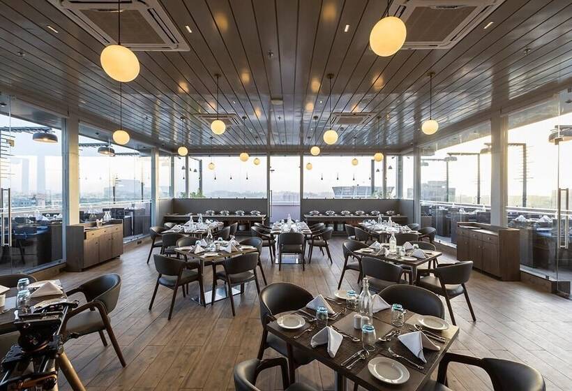 בית מלון כפרי Ramee International Surat