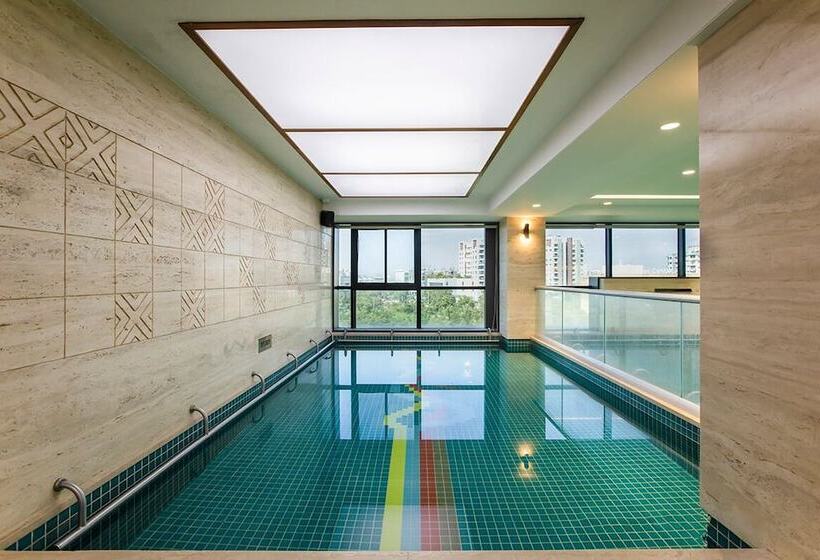 בית מלון כפרי Ramee International Surat