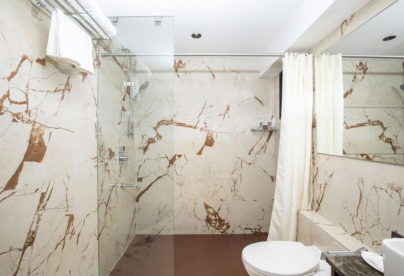 בית מלון כפרי Ramee International Surat