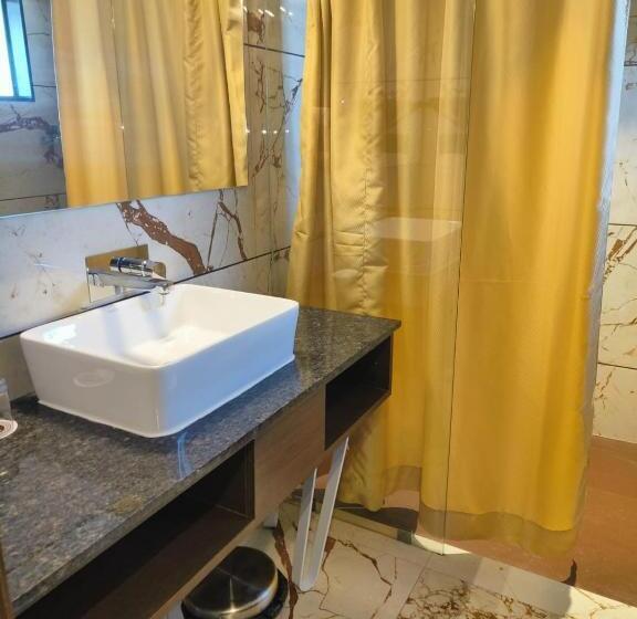 בית מלון כפרי Ramee International Surat