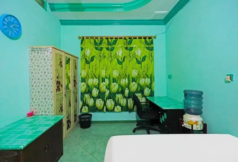 هتل Spot On 92115 Homestay Bude Sri