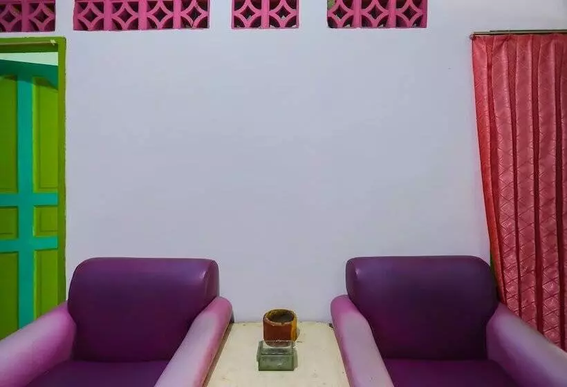 هتل Spot On 92115 Homestay Bude Sri