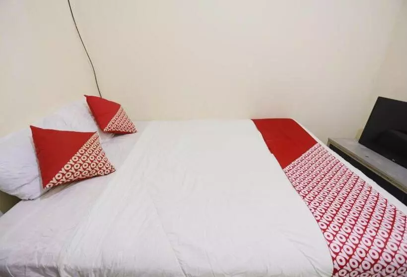 هتل Spot On 92115 Homestay Bude Sri