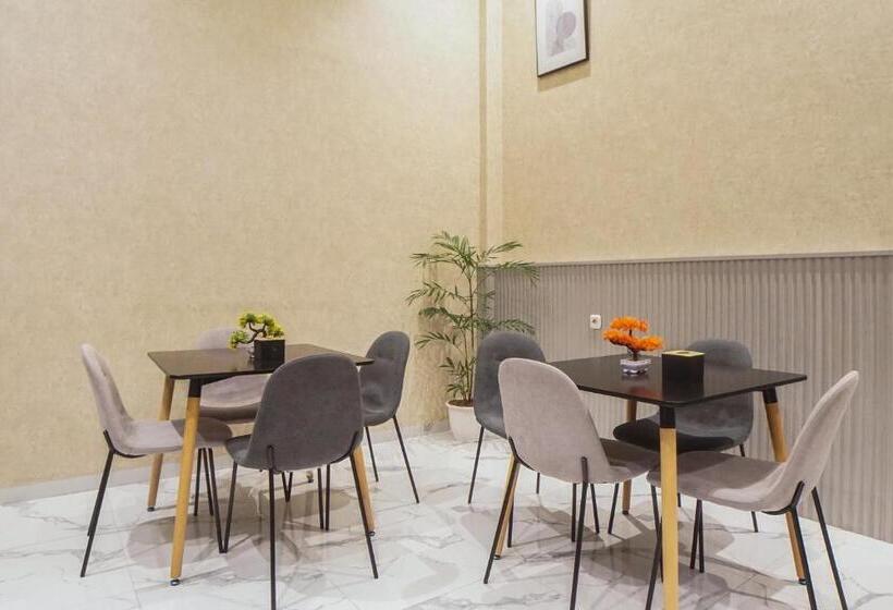 בית מלון כפרי Capital O 92066 Papakoel & Cafe