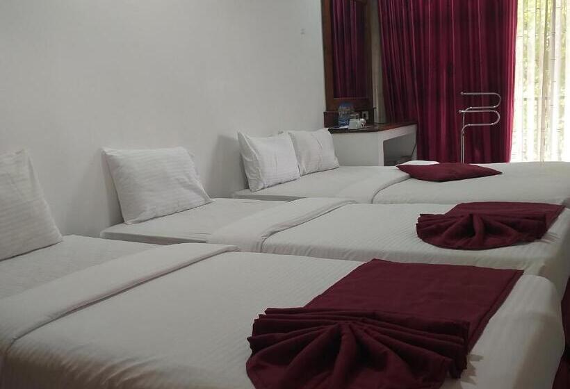 ホテル The Peak Ella