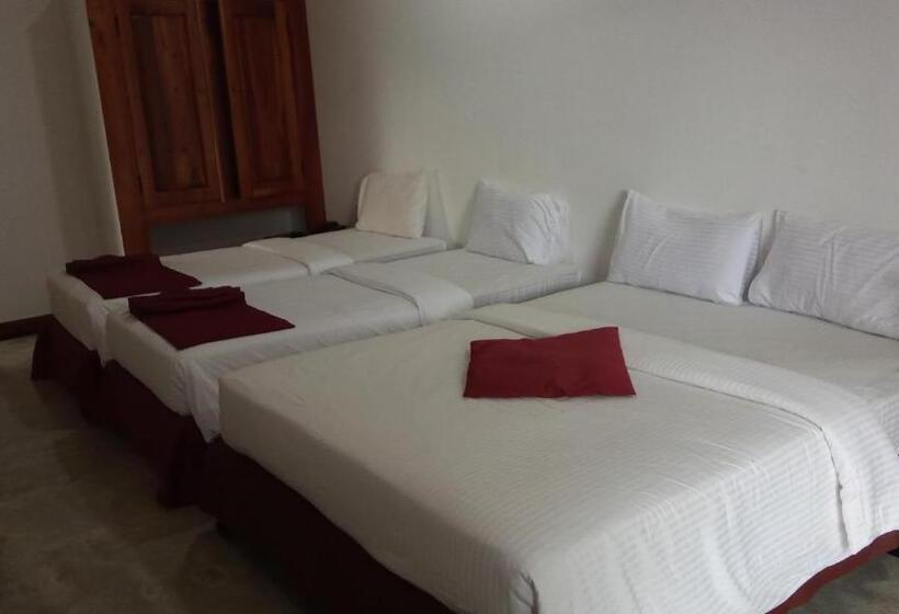 ホテル The Peak Ella