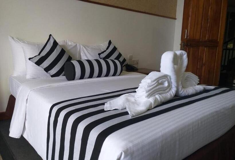 ホテル The Peak Ella