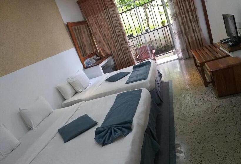 ホテル The Peak Ella