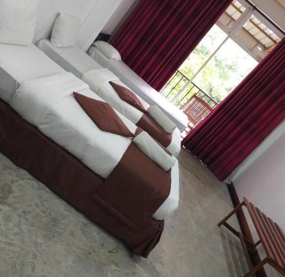 ホテル The Peak Ella